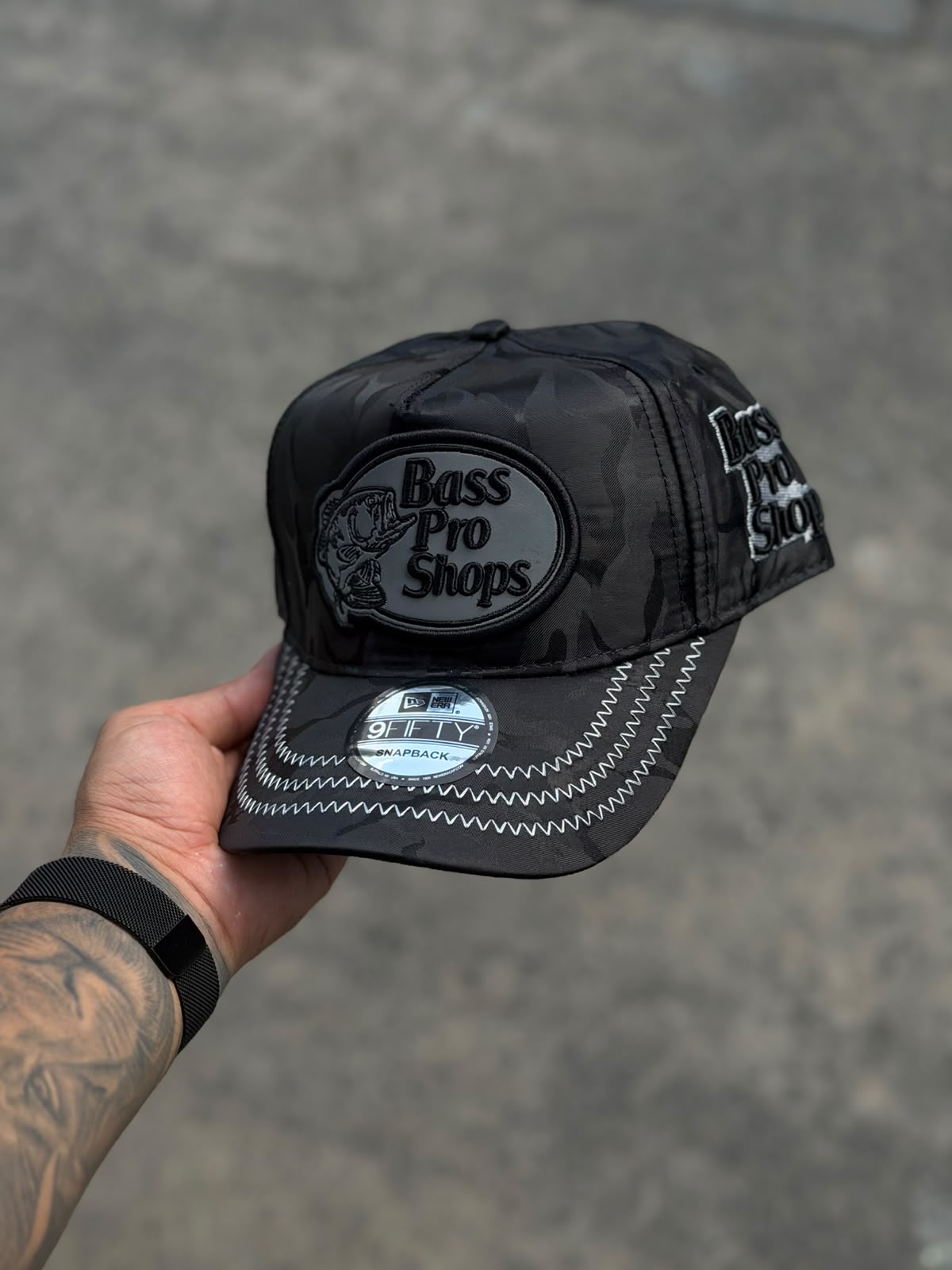 Gorra Bass Pro Shop Camuflaje Oscuro Parche Gris